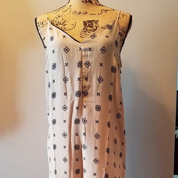 🤗🤗🤗Textured romper - Picture 2 of 7